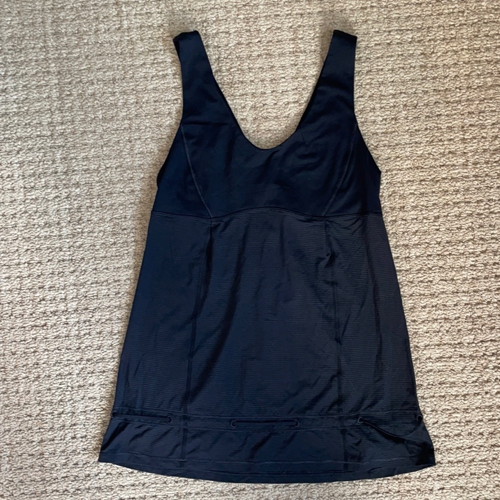 Lululemon black tank 
Size 2 
Adjustable cinch waist
Includes removable pads